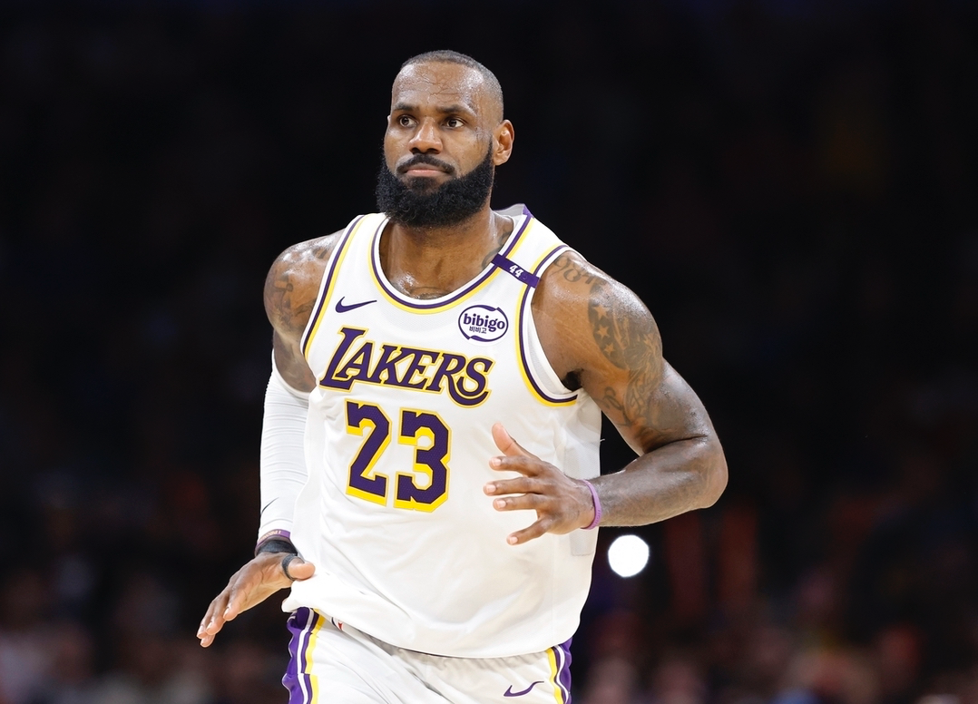 bob官网-弗莱：亚历山大肘击踢人还有罚球！詹姆斯根本没哨子！