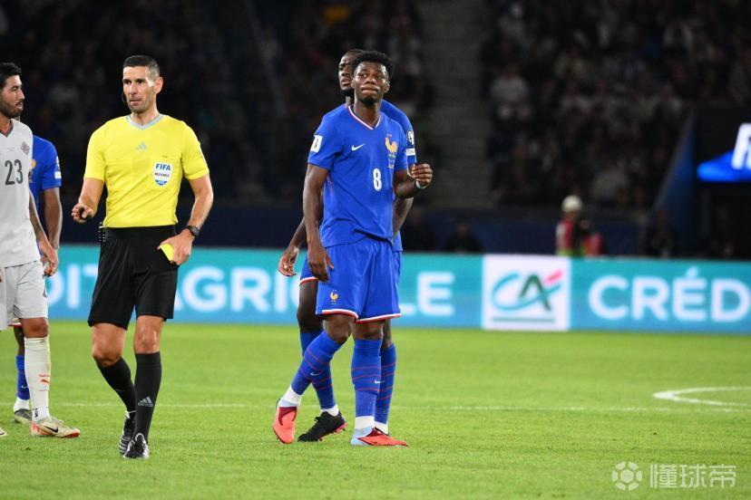 自齐达内以来，楚阿梅尼是首位为法国队累计两张红牌的球员