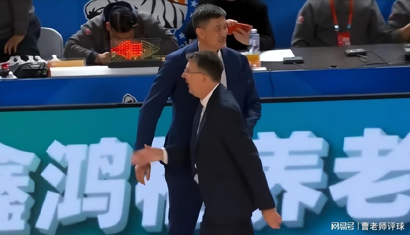 bob平台-领先18分都能输！杜锋的“老寒腿组合”，到底在想什么？