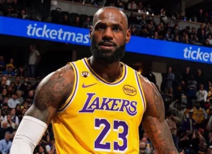 bob半岛-湖媒：詹姆斯已从伤病名单中移除，明日对阵火箭可以出战